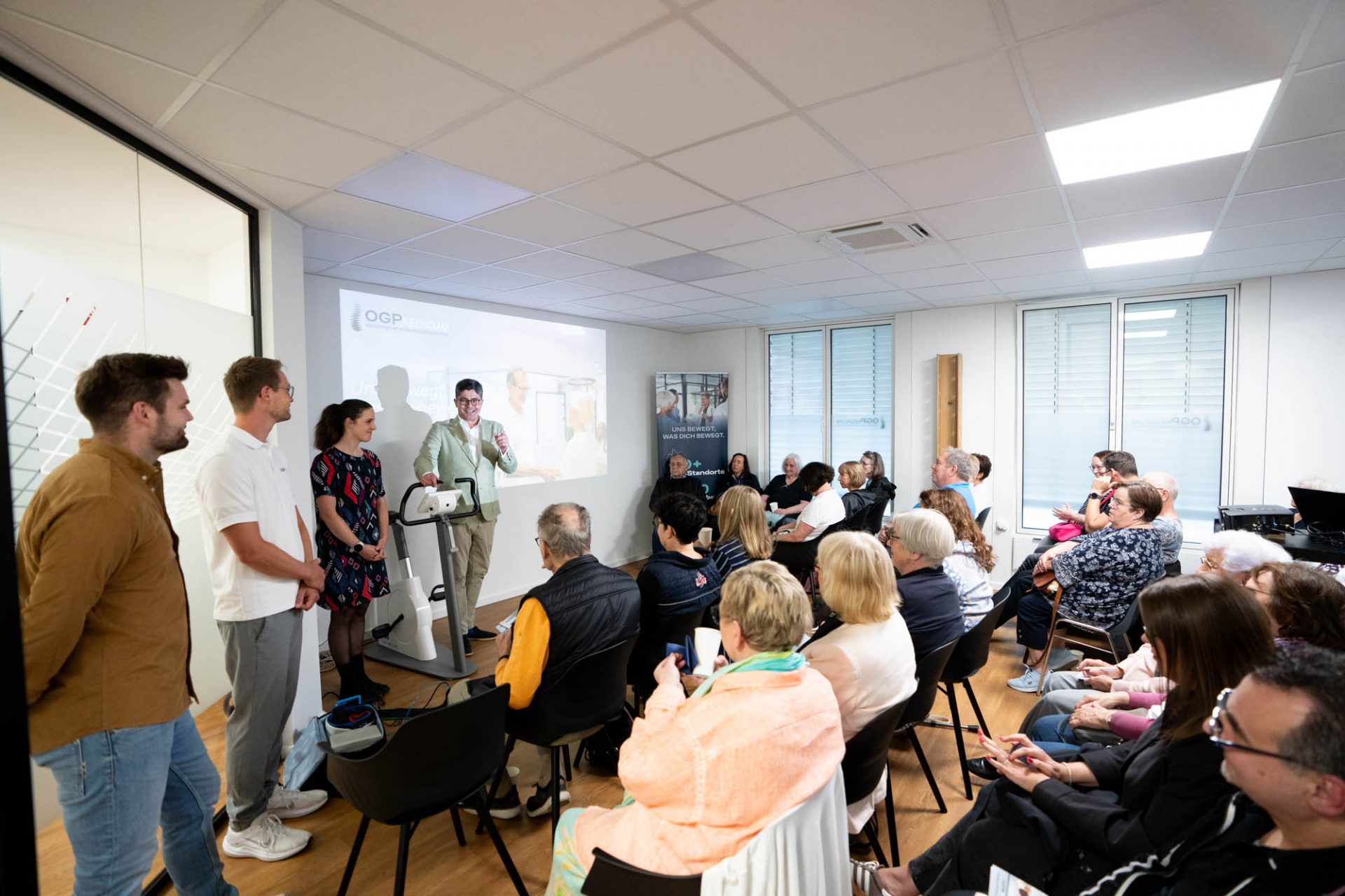 Weitwinkelfoto einer Patienteninformationsveranstaltung | MVZ OGPaedicum